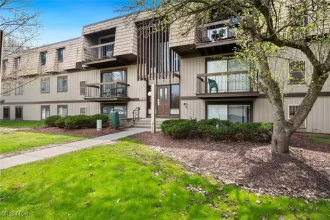 9520 Cove Dr #C15, North Royalton, OH 44133