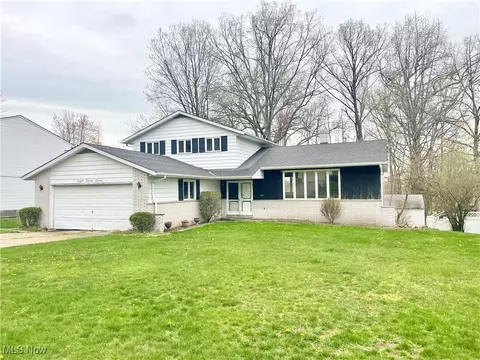 877 Bittersweet Dr, Seven Hills, OH 44131