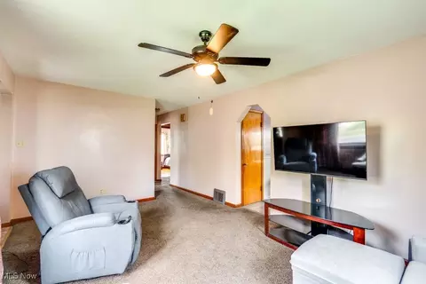 1213 Clifton Ave, Akron, OH 44310 photo 3