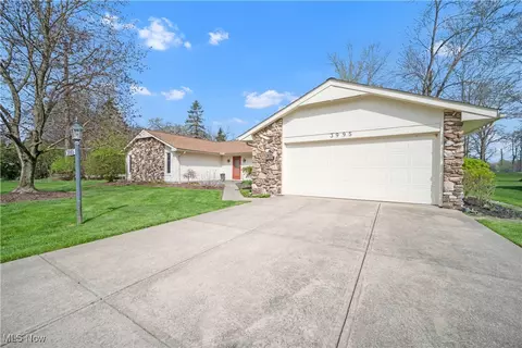 3995 Surfside Cir, Aurora, OH 44202