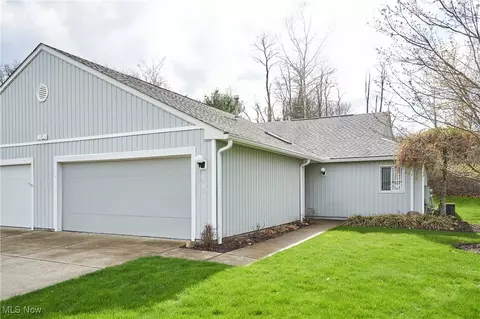 1515 Iris Glen Dr, Twinsburg, OH 44087
