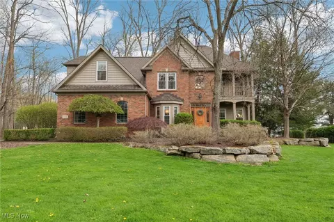 18345 Bent Tree Ln, Chagrin Falls, OH 44023