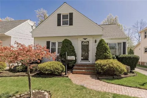 1119 Gordon Rd, Lyndhurst, OH 44124