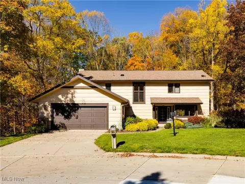 2440 Deepridge Cir, Akron, OH 44313