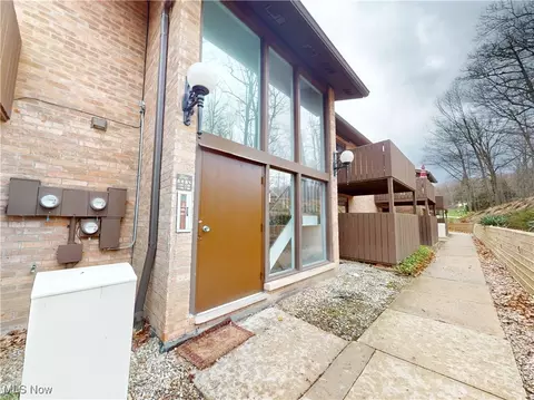 6885 Carriage Hill Dr #E67, Brecksville, OH 44141