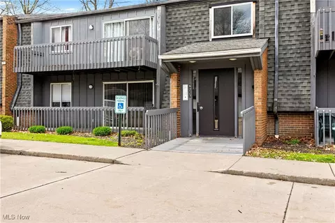 6227 Hidden Creek Dr #229, Lorain, OH 44053