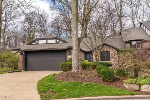 225 N Circle Dr, North Canton, OH 44709