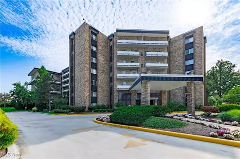2202 Acacia Park Dr #2710, Lyndhurst, OH 44124