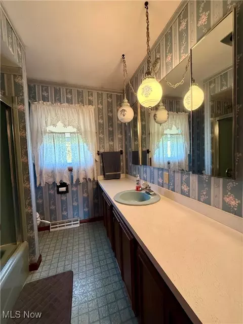Bath - 41 Wood Rd SE, Carrollton, OH 44615 photo 1 of 5