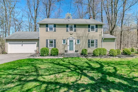 10015 Crestridge Dr, Chardon, OH 44024