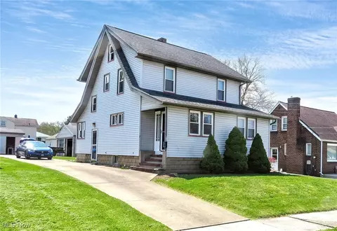 2 W Haywood Blvd, Struthers, OH 44471