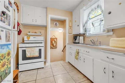 Entry Way - 341 E 210th St, Euclid, OH 44123 photo 1 of 1
