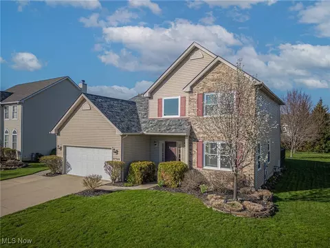 27348 Maurer Dr, Olmsted Twp, OH 44138