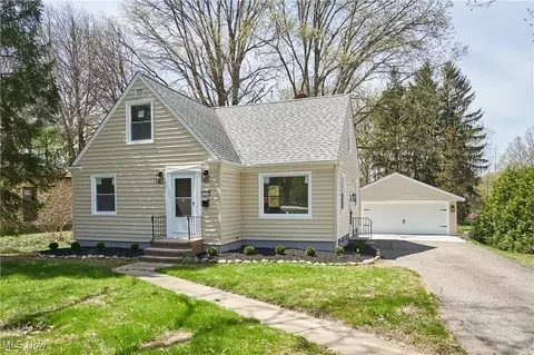 2776 Oak St, Willoughby Hills, OH 44094