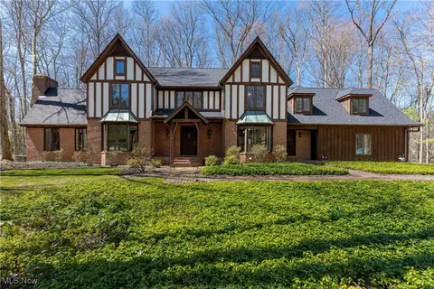 16500 Heatherwood Ln, Chagrin Falls, OH 44023