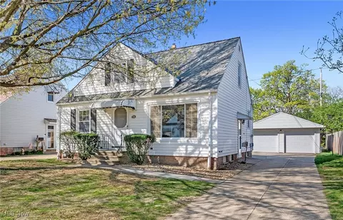2206 Larchmont Dr, Wickliffe, OH 44092