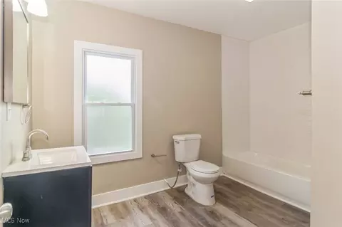 Bath - 911 7th Ct, Lorain, OH 44052 photo 1 of 1