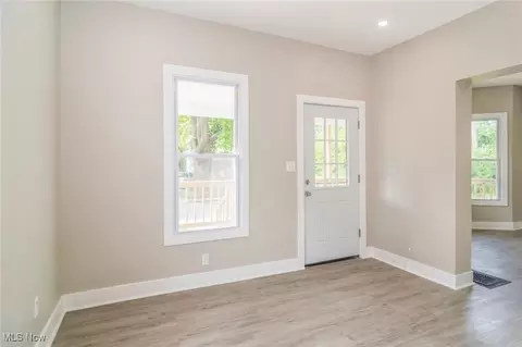 Living - 911 7th Ct, Lorain, OH 44052 photo 1 of 3
