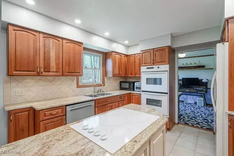 Kitchen - 400 Eldridge Rd, Aurora, OH 44202 photo 5 of 5