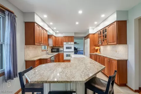 Kitchen - 400 Eldridge Rd, Aurora, OH 44202 photo 2 of 5