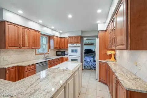 Kitchen - 400 Eldridge Rd, Aurora, OH 44202 photo 4 of 5