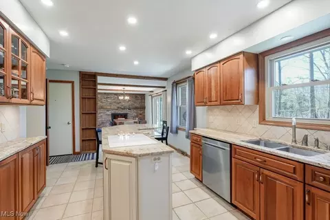 Kitchen - 400 Eldridge Rd, Aurora, OH 44202 photo 3 of 5