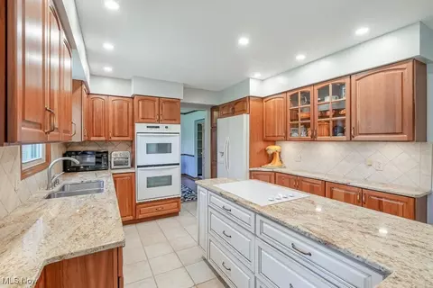 Kitchen - 400 Eldridge Rd, Aurora, OH 44202 photo 1 of 5