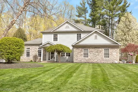 1073 River Run Dr, Macedonia, OH 44056