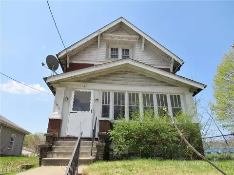 1074 Taylor St, Akron, OH 44307