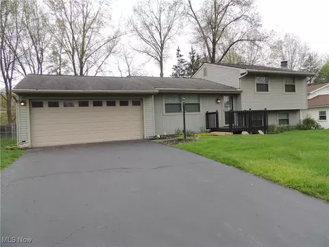 678 Laurelwood Dr SE, Howland, OH 44484