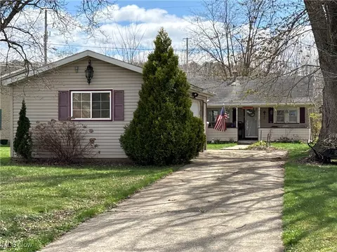 1227 Gorley St, Uhrichsville, OH 44683