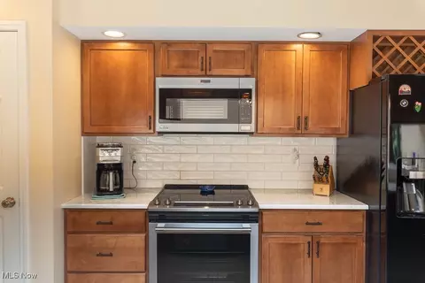 Kitchen - 925 Hidden Valley Dr, Huron, OH 44839 photo 3 of 3