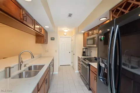 Kitchen - 925 Hidden Valley Dr, Huron, OH 44839 photo 2 of 3