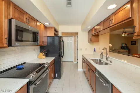 Kitchen - 925 Hidden Valley Dr, Huron, OH 44839 photo 1 of 3