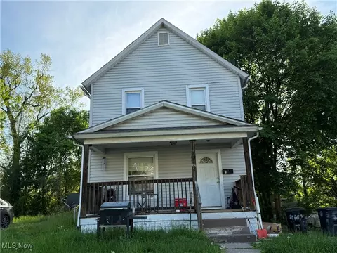 892 Raymond St, Akron, OH 44307