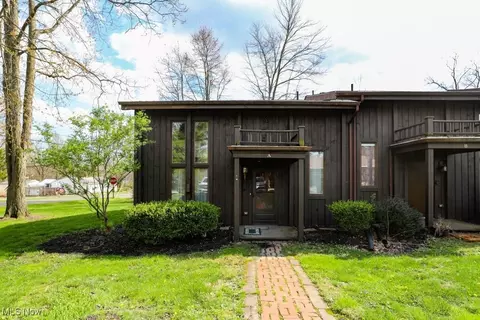 6229 Gladys St, Ravenna, OH 44266