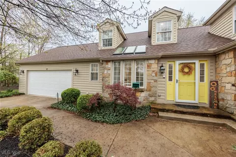 117 Royal Oak Dr, Aurora, OH 44202