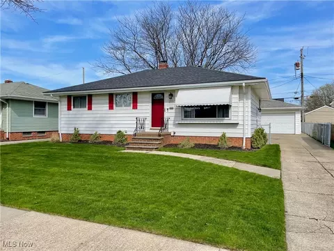 4727 Springwood Dr, Brooklyn, OH 44144