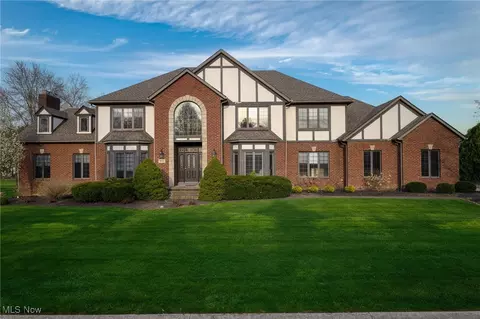 275 Camden Ln, Aurora, OH 44202