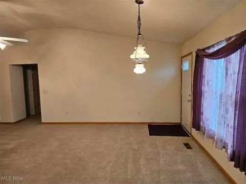 Living - 515 Heatherwoods Dr, Elyria, OH 44035 photo 1 of 2