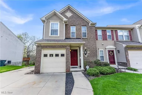 1220 Wellingshire Cir, Cuyahoga Falls, OH 44221