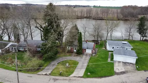 26689 N Shore Dr, Beloit, OH 44609