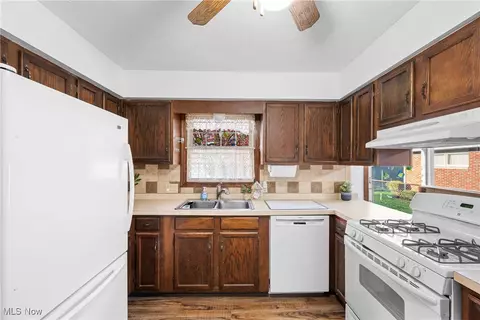 Kitchen - 343 Wayne Ave, Akron, OH 44301 photo 2 of 2