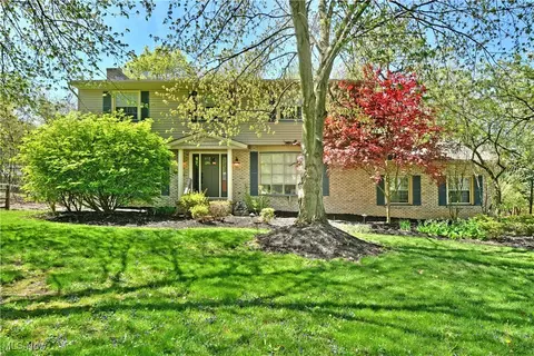 8676 Squirrel Hill Dr NE, Warren, OH 44484