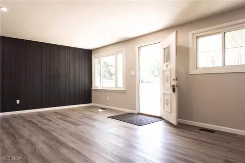 Living - 7275 Eric Dr, Mentor, OH 44060 photo 1 of 2