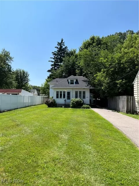 1386 Sunset Rd, Mayfield Heights, OH 44124