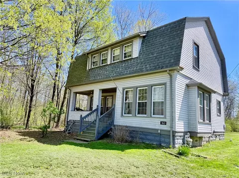 363 Maple Dr, Poland, OH 44514