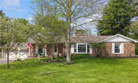 55 Maple Hill Dr, Chagrin Falls, OH 44022