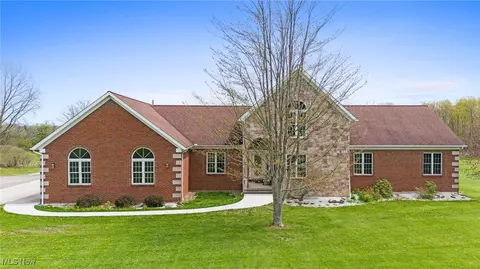 10085 Locust Grove Dr, Chardon, OH 44024