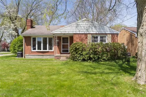274 W Park Ave, Hubbard, OH 44425